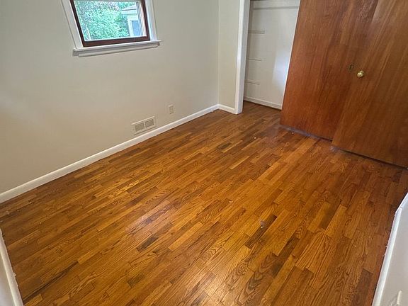 3rd image of 806 S Woodbridge St