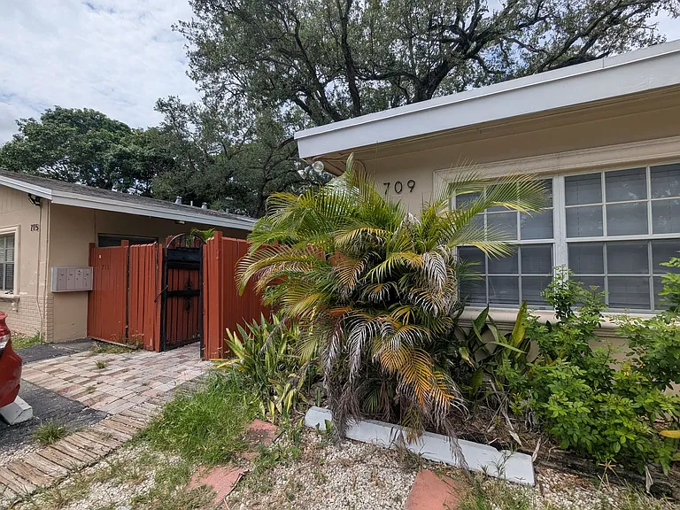 709 SW 14th Ave — Photo 1