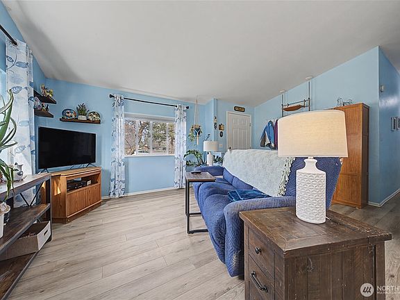 3rd image of 7581 Rainier NE