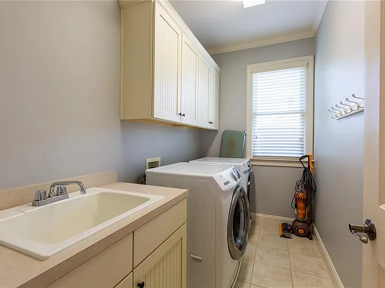2360 Manor Creek Ct — Photo 42