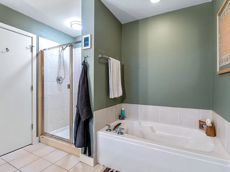 2111 W Churchill St #306 — Photo 9