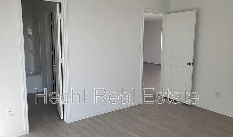 9137 Navarro Vis — Photo 26