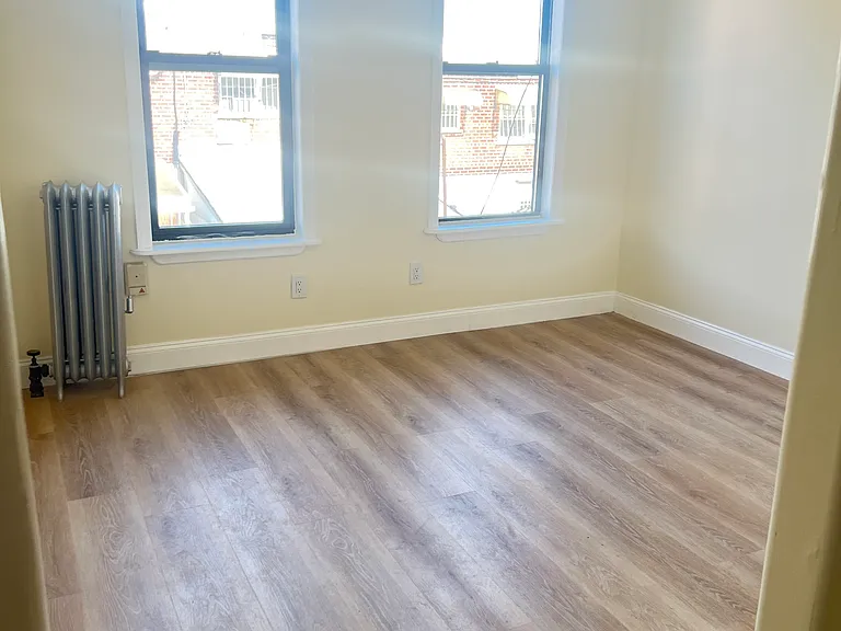 Noble Ave — Photo 1