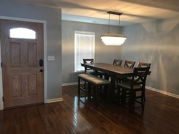 Dining area/foyer