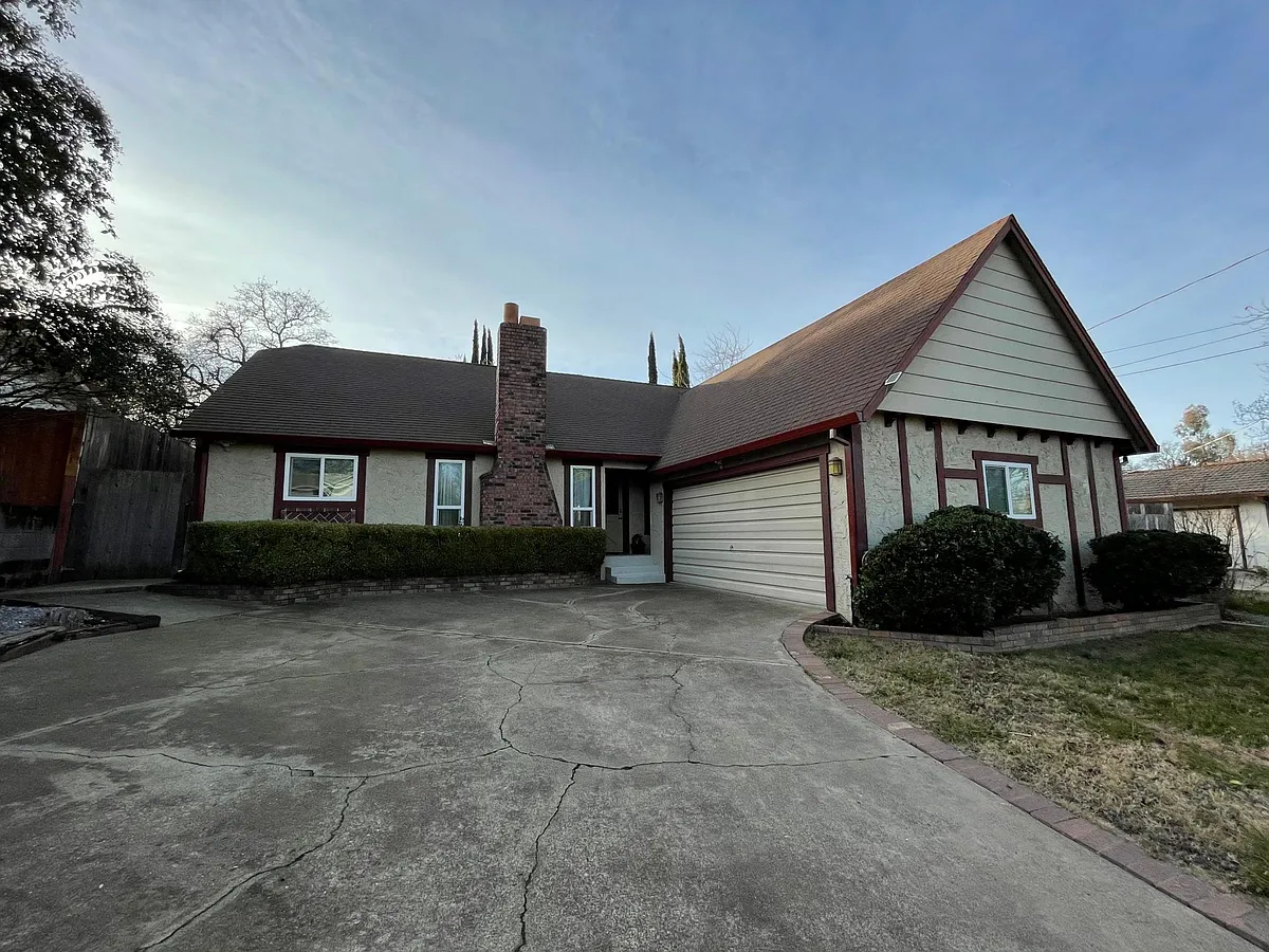 Building Photo - 3610 Summit Dr