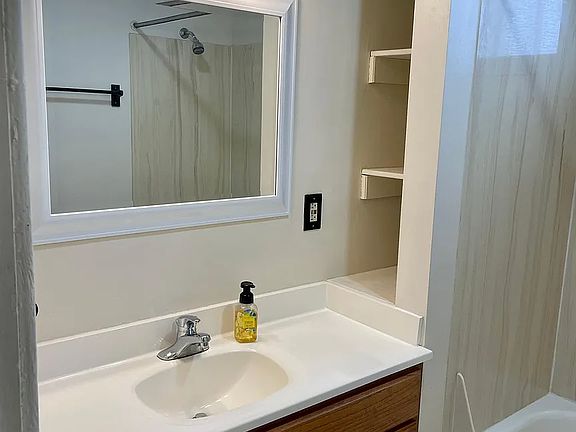 4th image of 458 Vermont Pl #458
