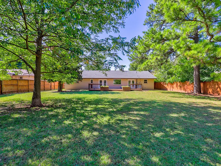2820 Guilford Ln — Photo 32