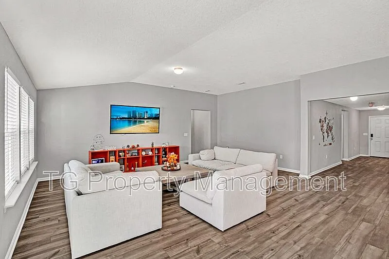 4 bed, 2.0 bath, 2149 sqft, $2,450 — Photo 4