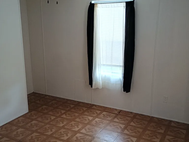 124 SE Laurence Ct — Photo 10