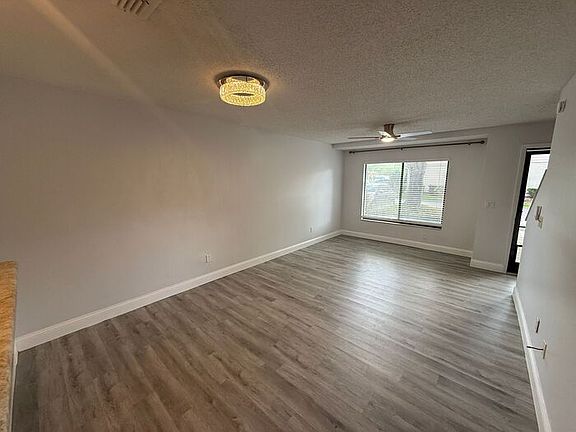 4th image of 303 Sandlewood Trl #2