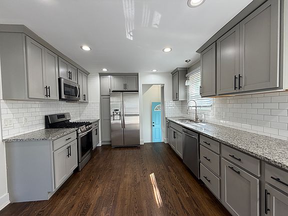 4th image of 320 Flowerdale St