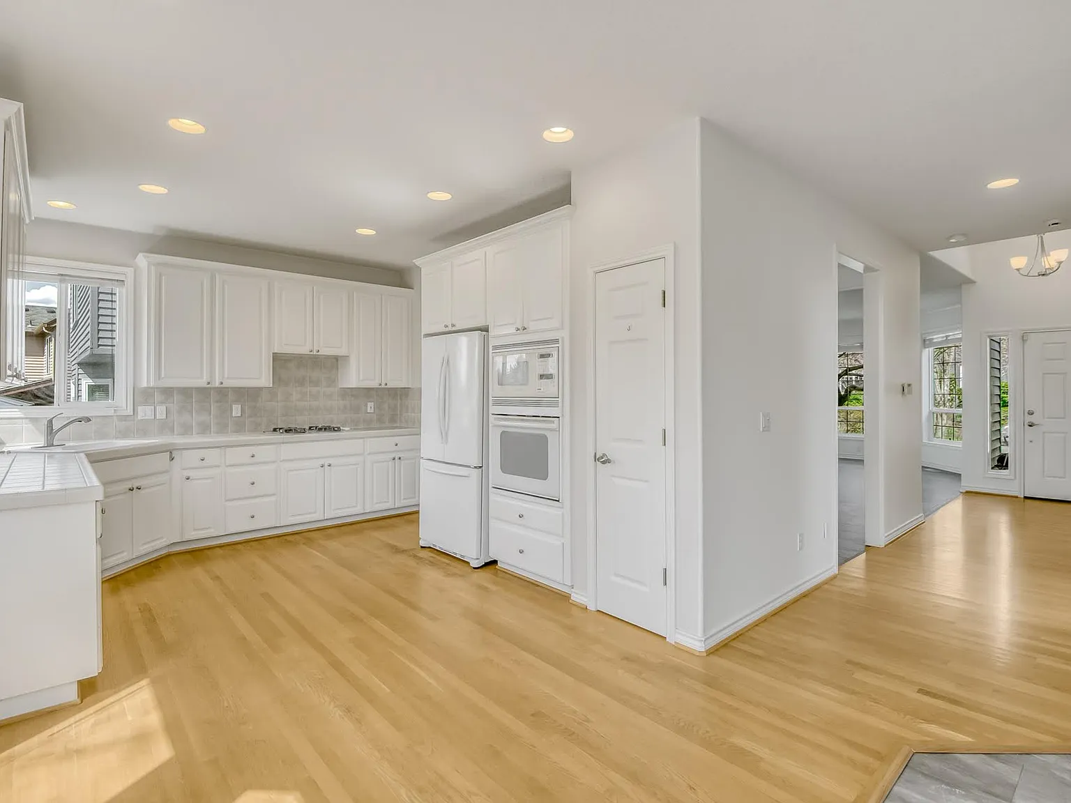 3 bed, 2.5 bath, 2260 sqft, $3,360 — Photo 4
