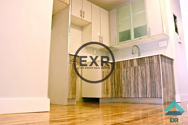 Rented by EXR | media 9