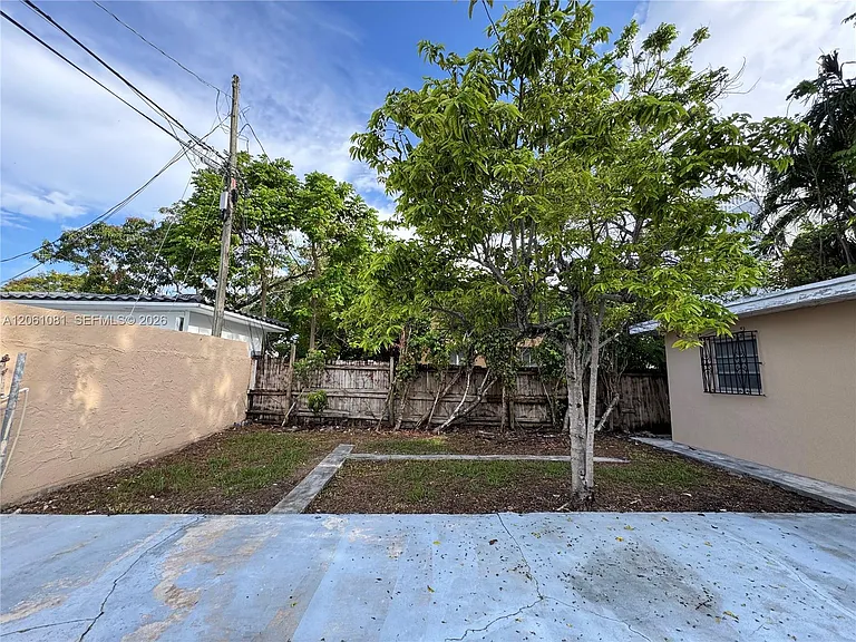 2524 SW 6th St — Photo 6