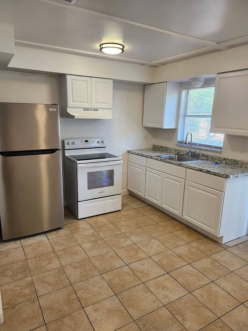 Fort Myers ** 2 Bed-1 Bath Unfurnished First Floor Apartment Available For A Long-Term Tenant ** ... — Photo 1