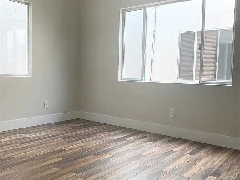 Garfield Avenue Apartments — Photo 27