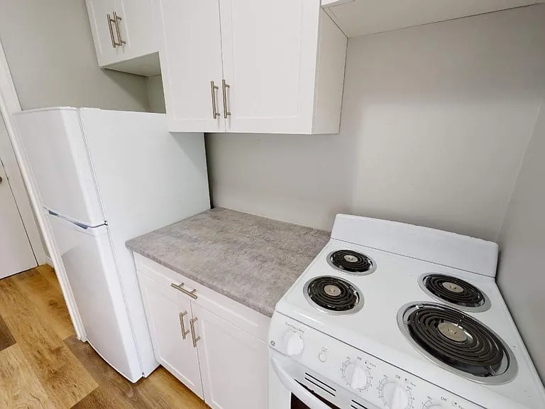 325 Giles Blvd W — Photo 3