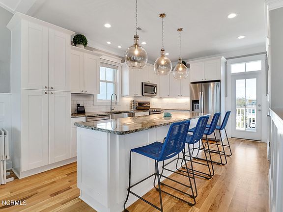 4th image of 1410 E Beach Dr