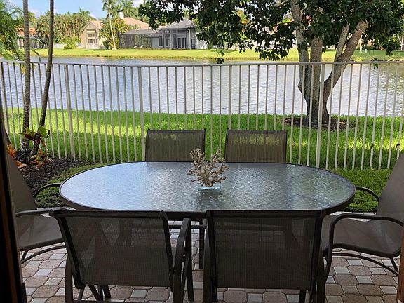 Covered patio with lake view. Gas bbq.