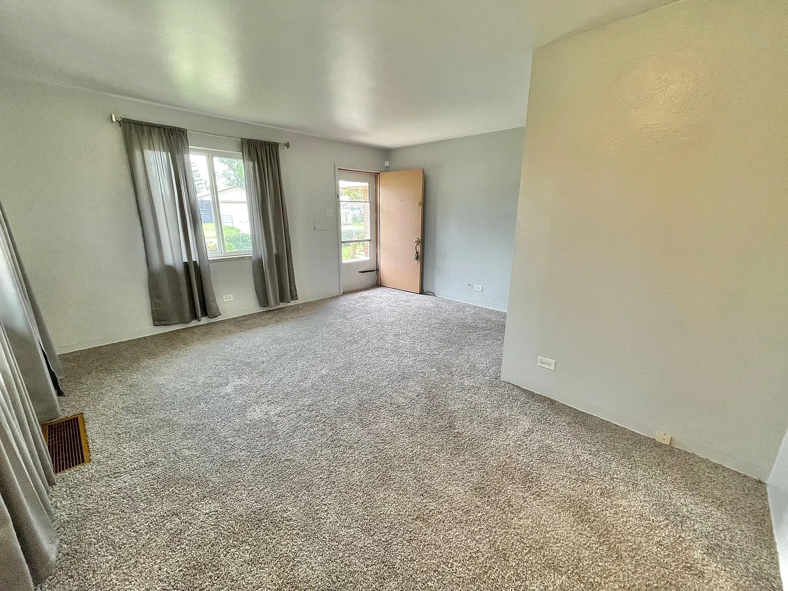 2 bed, 912 sqft, $1,400 — Photo 3
