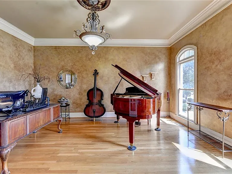 8910 Pinehurst Cv — Photo 13