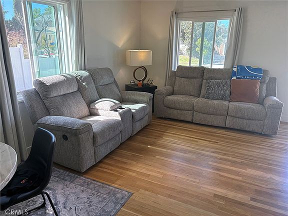 3rd image of 5746 Zelzah Ave