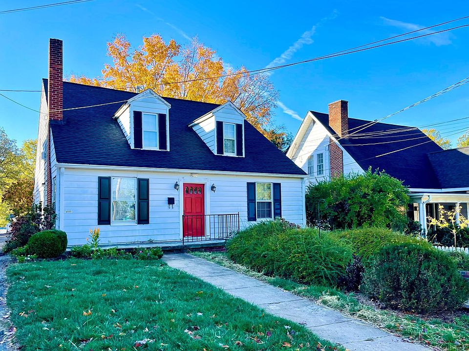 The entrance to this apartment is the front door which opens into a foyer and steps to upstairs. The downstairs apartment entrance is the side door from the driveway.