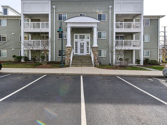 2nd image of 4089 S Four Mile Run Dr Unit 403