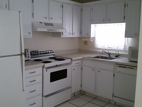 4th image of 9520 S Hollybrook Lake Drive #105