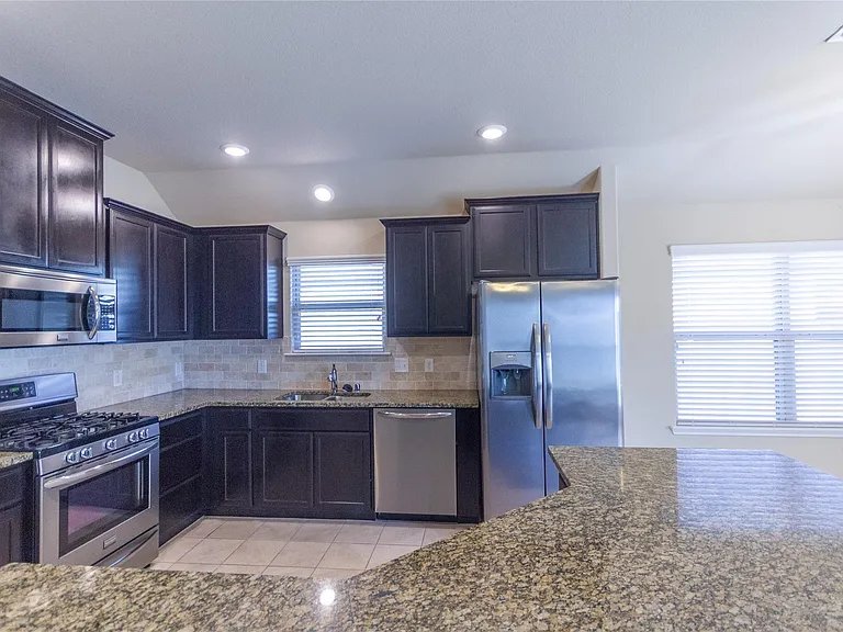 900 Lake Cypress Ln — Photo 2