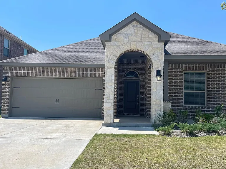 2924 Log Cabin Dr — Photo 2