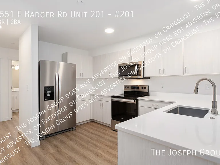 Town's Edge Apartments - 1555 E Badger Rd — Photo 14