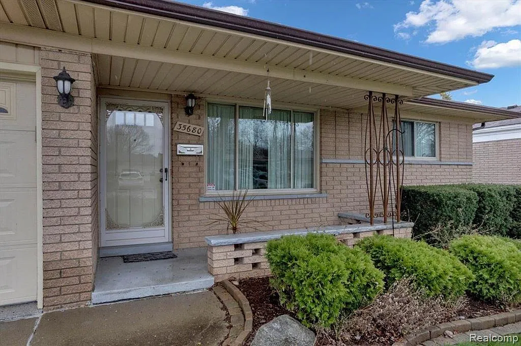 3 bed, 2046 sqft, $2,250 — Photo 2