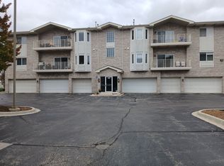 701 N 5th Ave APT 102, Addison, IL 60101