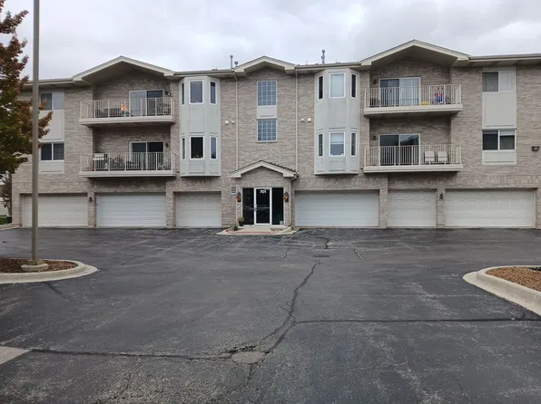 701 N 5th Ave APT 102, Addison, IL 60101