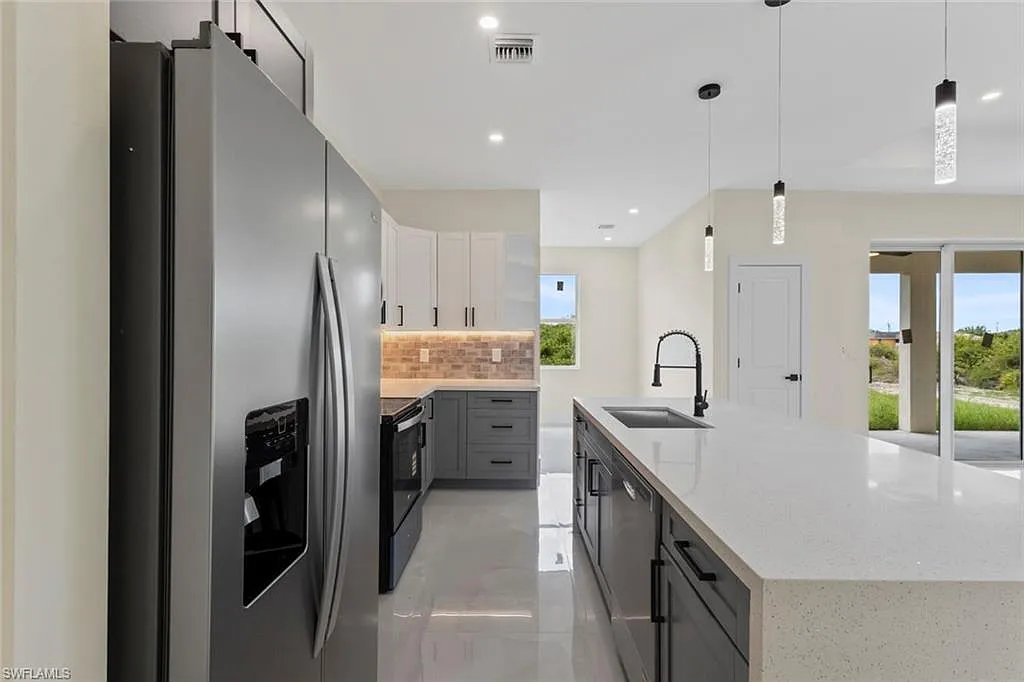 3 bed, 2.5 bath, 1600 sqft, $2,400 — Photo 4