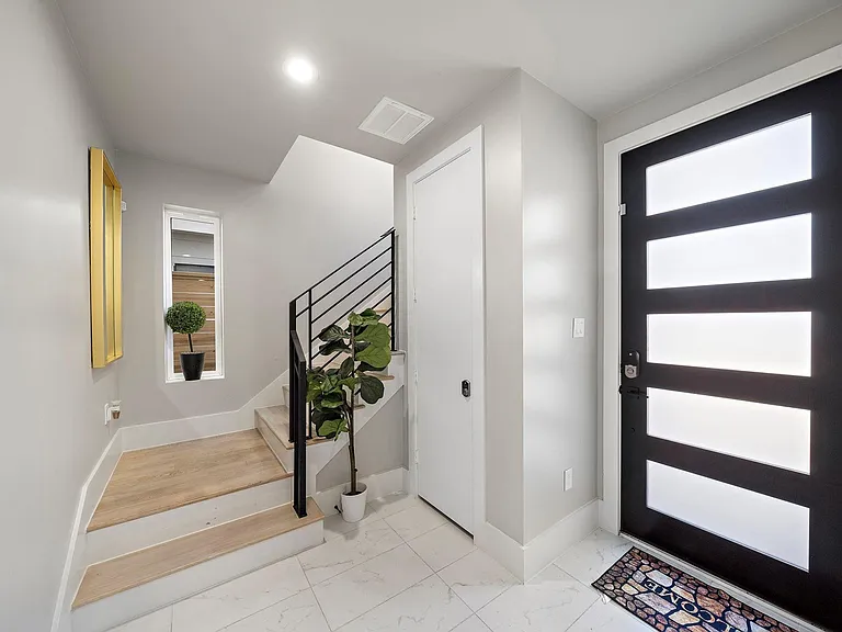 3515 Hutchins St — Photo 2