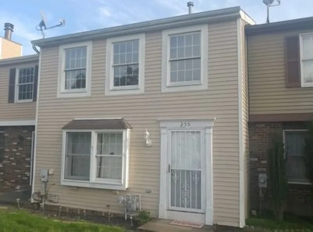 3 bed, 1300 sqft, $1,925 — Photo 2