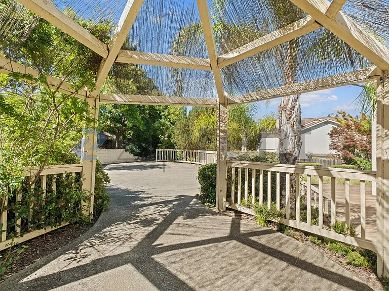2552 Cotswold Hill Dr — Photo 38