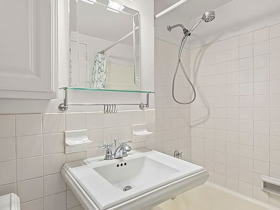 5th image of 301 E 63rd St APT 6A