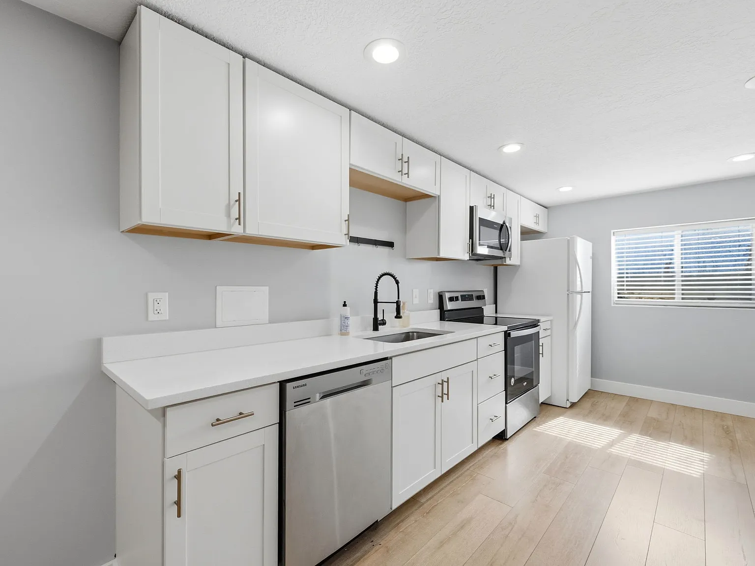 2 bed, 1000 sqft, $1,700 — Photo 2