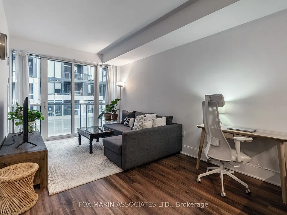 560 Front St W #807
