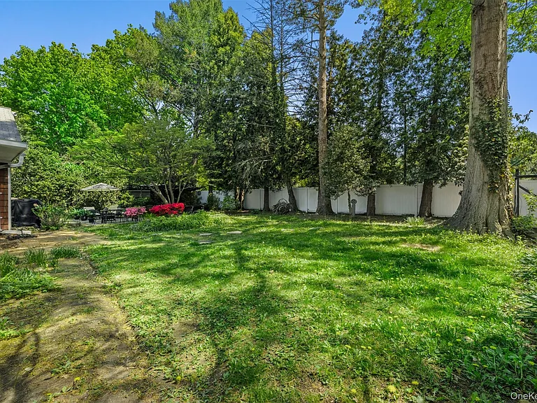 194 W Neck Rd — Photo 24