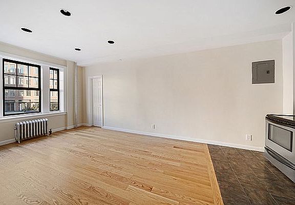 3rd image of 201 W 11th St APT 2d