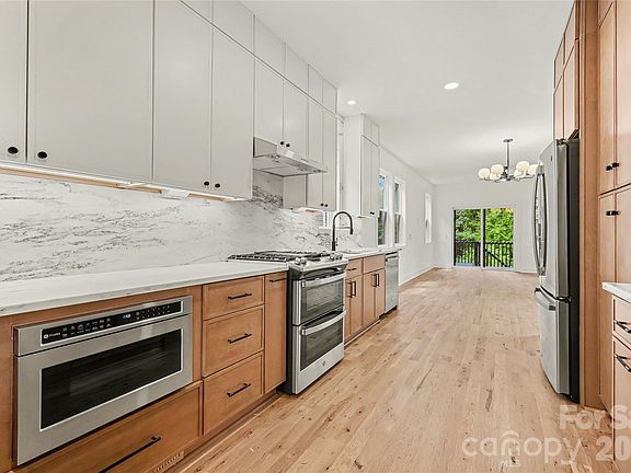 2nd image of 3024 Walter St