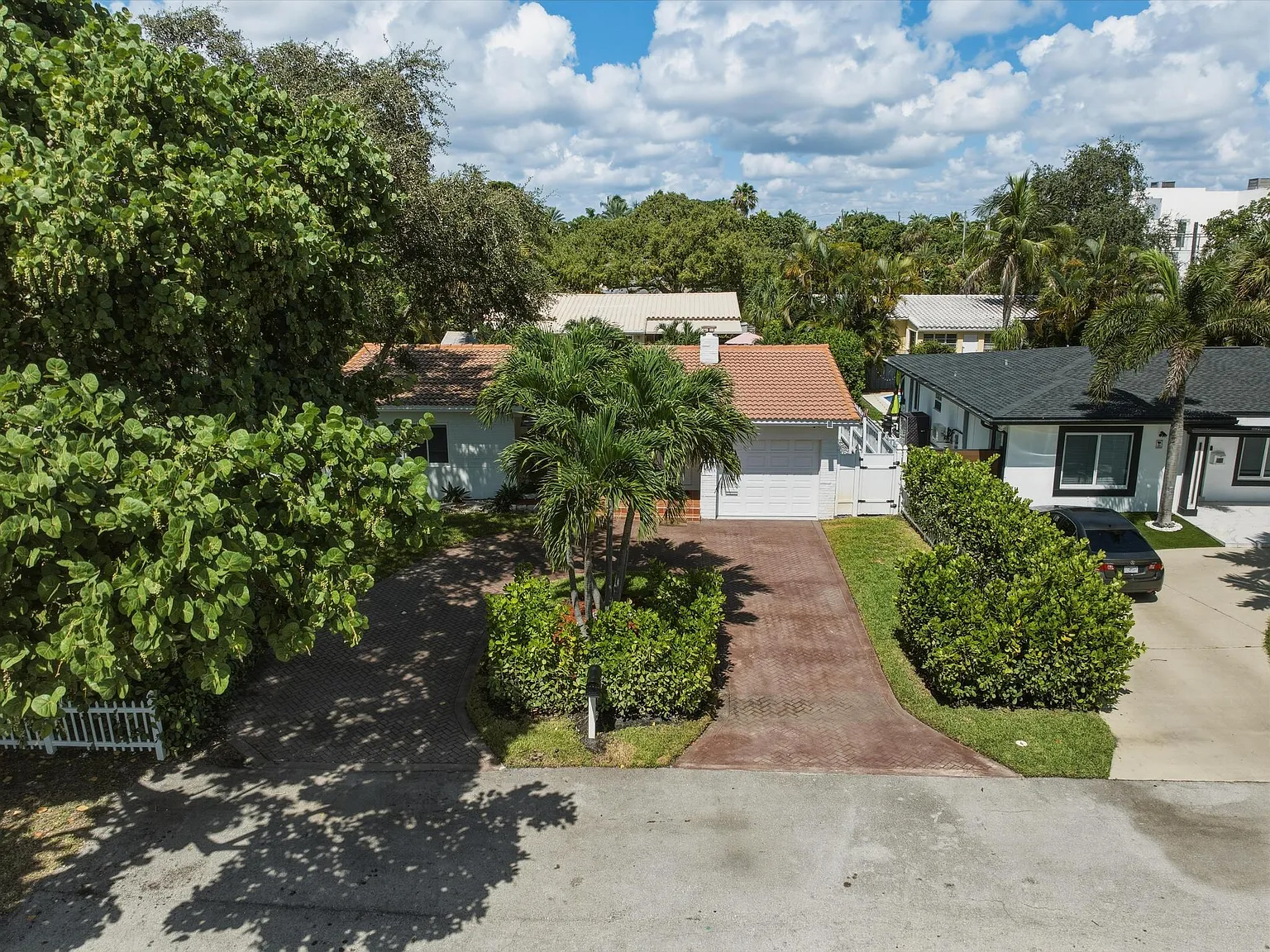 2 bed, 2.0 bath, 1303 sqft, $6,000 — Photo 3