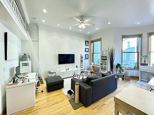3rd image of 330 W 76th St