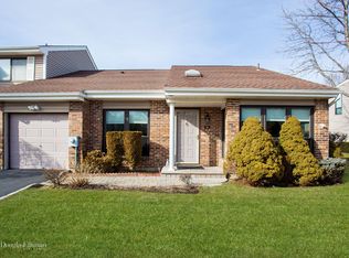 14 W Pond Ct, Smithtown, NY 11787