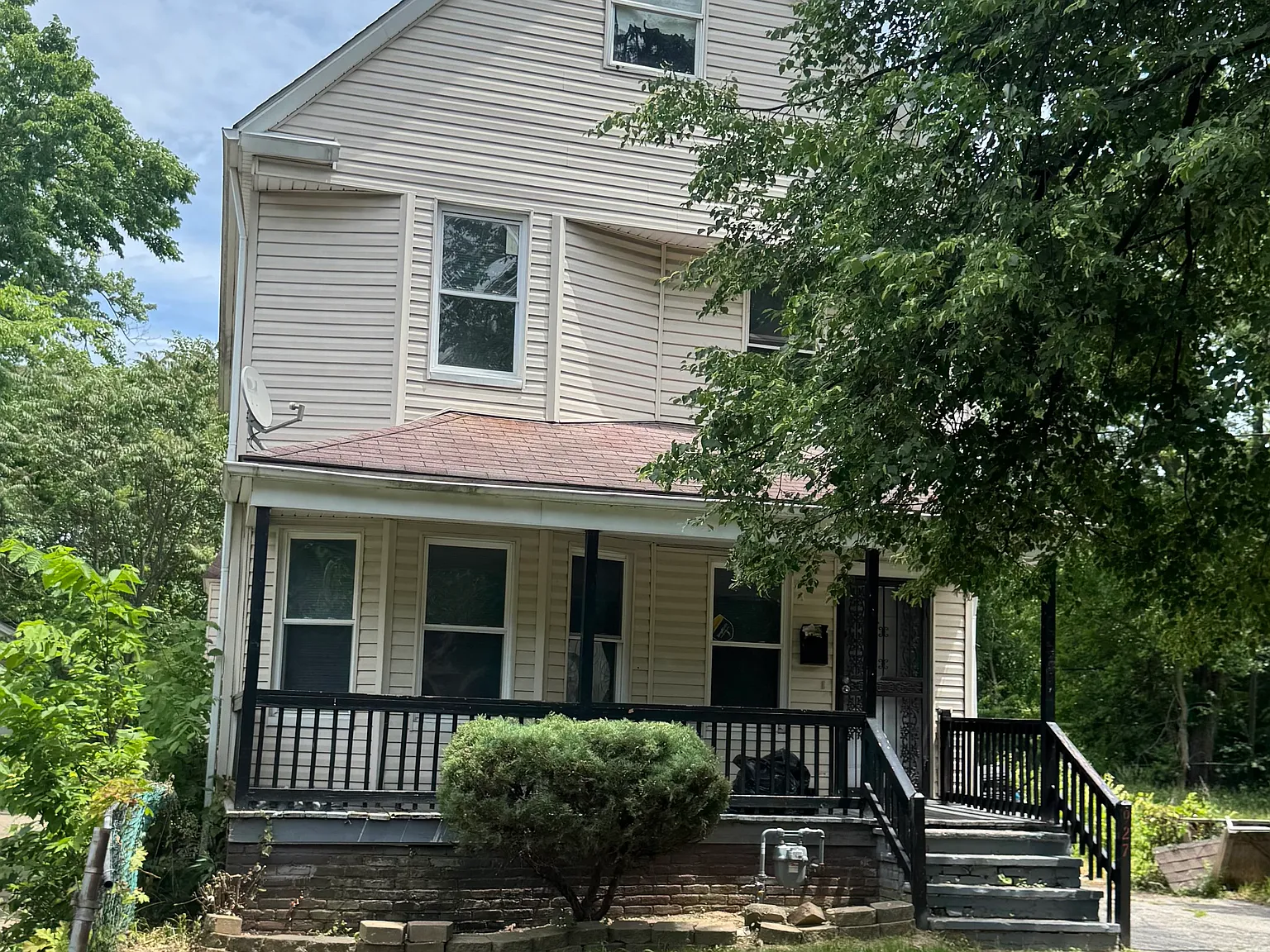 5 bed, $1,700 — Photo 1