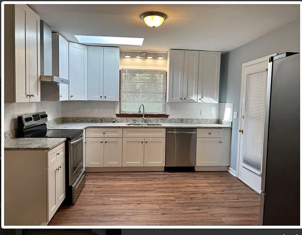 3 bed, 2.0 bath, 1630 sqft, $3,000 — Photo 3